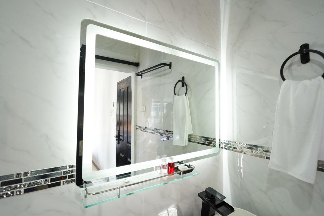 Thonglor Suites Hotel Bangkok Exterior foto
